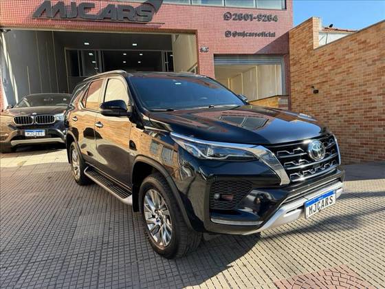TOYOTA HILUX SW4 2.8 D-4D TURBO DIESEL SRX 7L 4X4 AUTOMÁTICO TOYOTA HILUX SW4 2.8 D-4D TURBO DIESEL SRX 7L 4X4 AUTOMÁTICO
